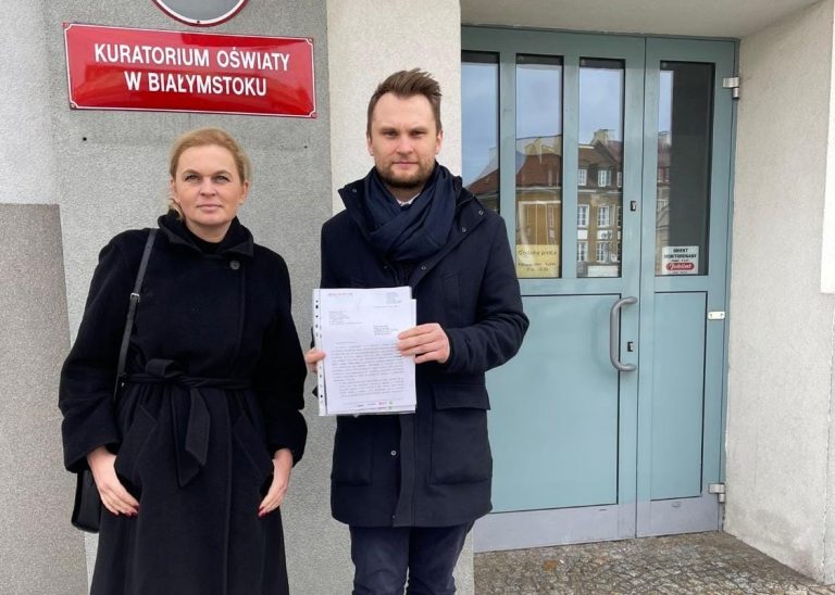Posłowie przed wejściem do budynku kuratorium