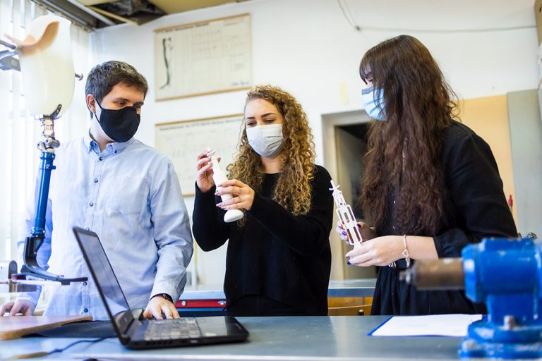 Naukowiec ze studentkami w laboratorium