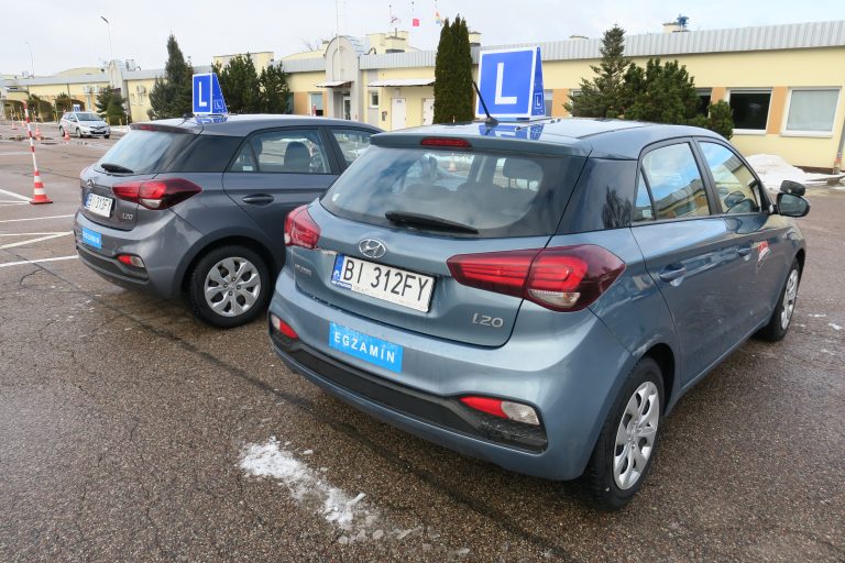 Pojazd egzaminacyjny na placu