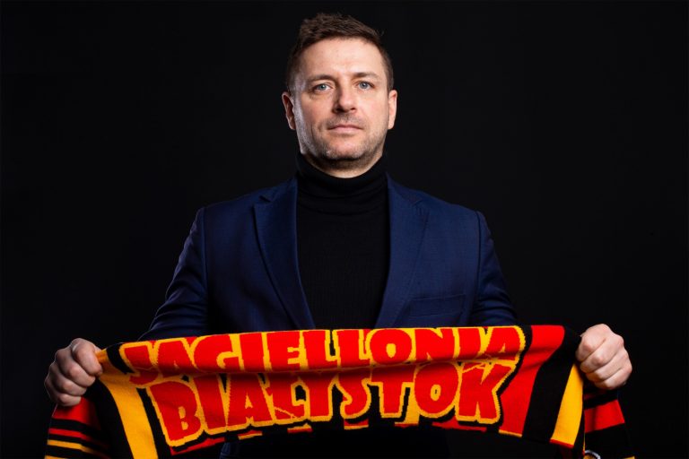 Mężczyzna trzyma szalik klubowy Jagiellonii