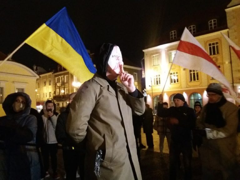 Manifestujący mężczyzna w masce na rynku