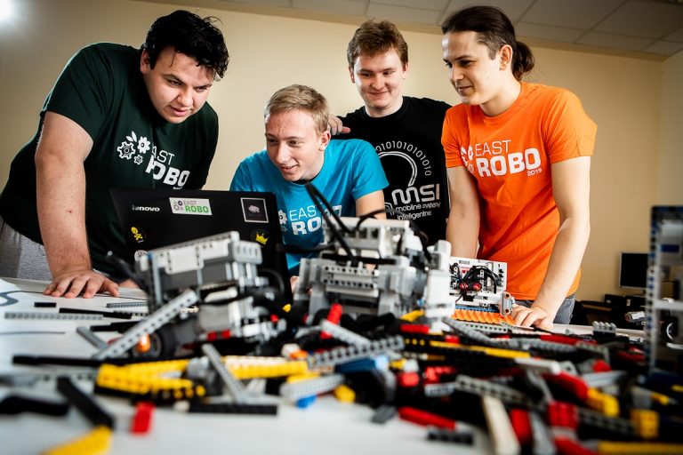 Czterech studentów konstruuje roboty z klocków lego