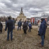 Ludzie na spacerze historycznym przy instalacji artystycznej obok muzeum wojska