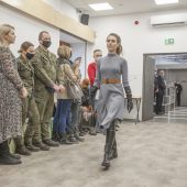 Modelka prezentuje militarną kolekcję