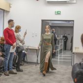 Modelka prezentuje militarną kolekcję