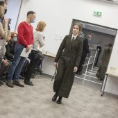 Modelka prezentuje militarną kolekcję