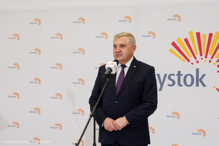 Mężczyzna mówi do mikrofonu.