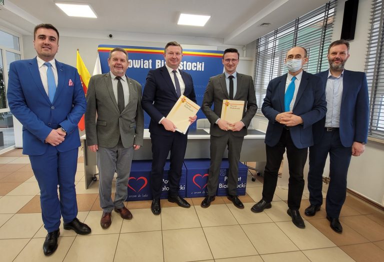 Mężczyźni w garniturach stoją w rzędzie