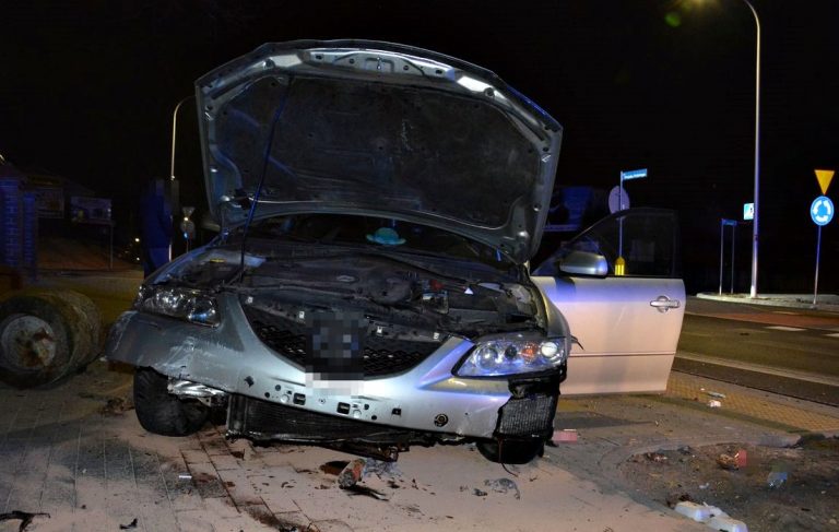 Rozbite auto na drodze