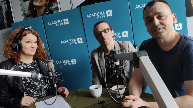 Trzy osoby w radiowym studio