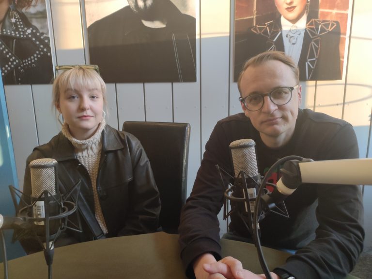 Dwoje ludzi w radiowym studio