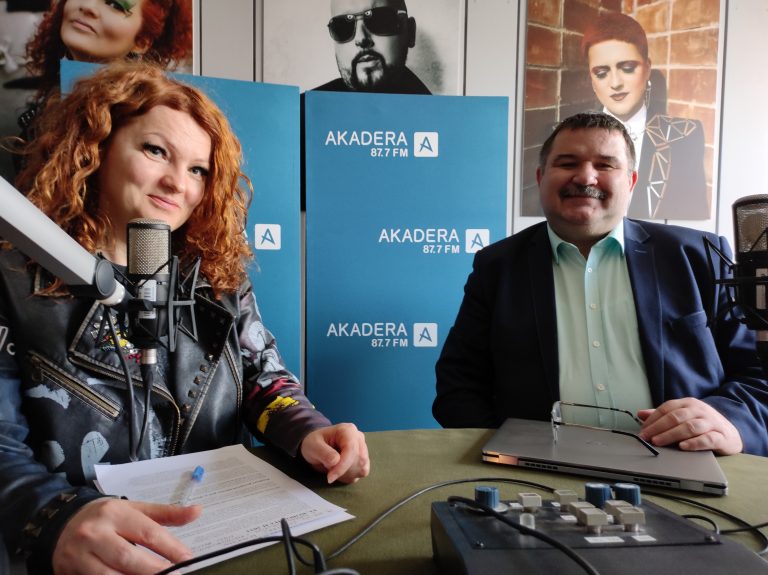 Dwie osoby w radiowym studio