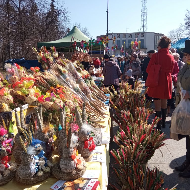 Palmy wielkanocne na straganie na jarmarku