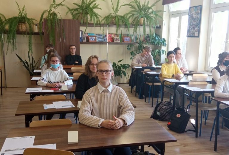 Uczniowie siedzą w ławkach. Będą pisać dyktando