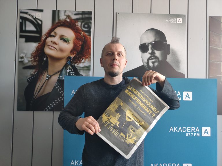 Mężczyzna w radiowym studio trzyma gazetę