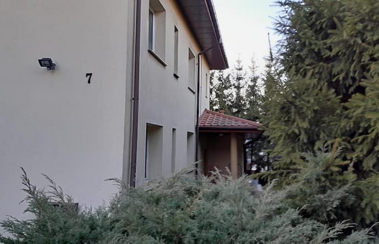Budynek domu w otoczeniu drzew
