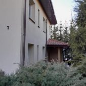 Budynek domu w otoczeniu drzew