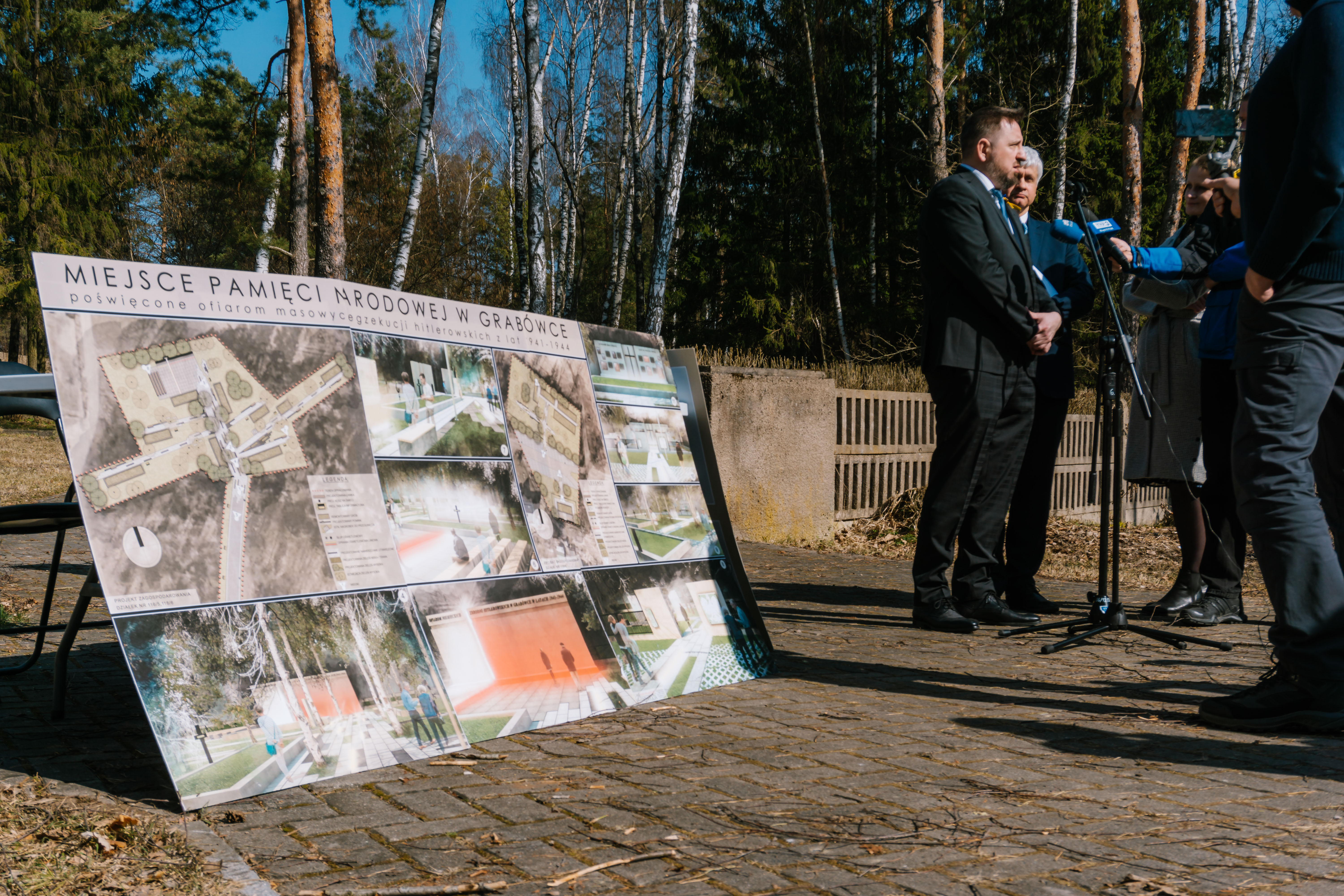 Plansze z wizualizacjeami nowego cmentarza w Grabówce