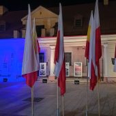 Flagi polskie i ukraińskie na placu przy pomniku Piłsudskiego