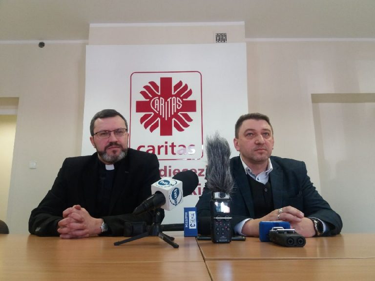 Dwaj mężczyźni siedzą przy stole konferencyjnym