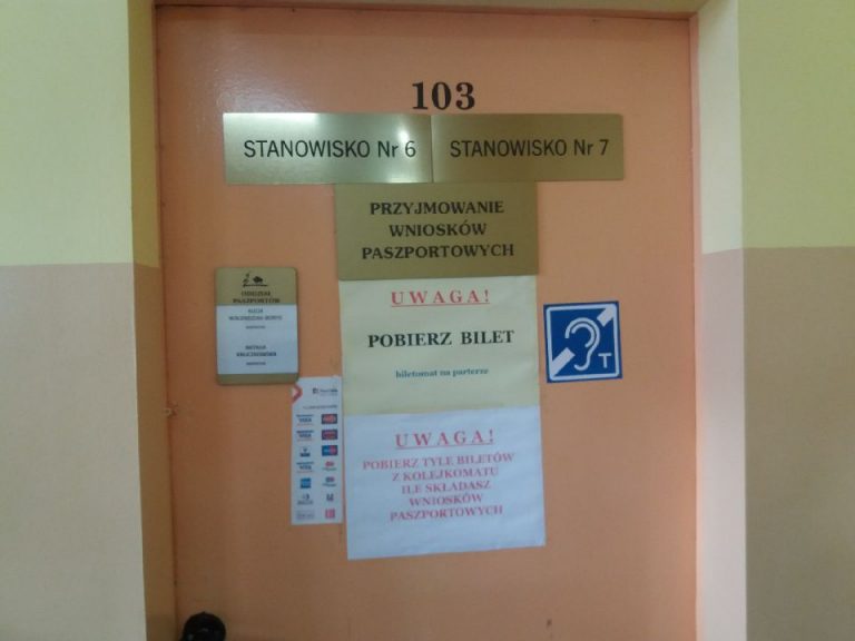 Drzwi wejściowe do biura paszportowego