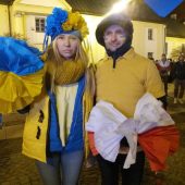 Ludzie w barwach polskich i ukraińskich na wiecuu