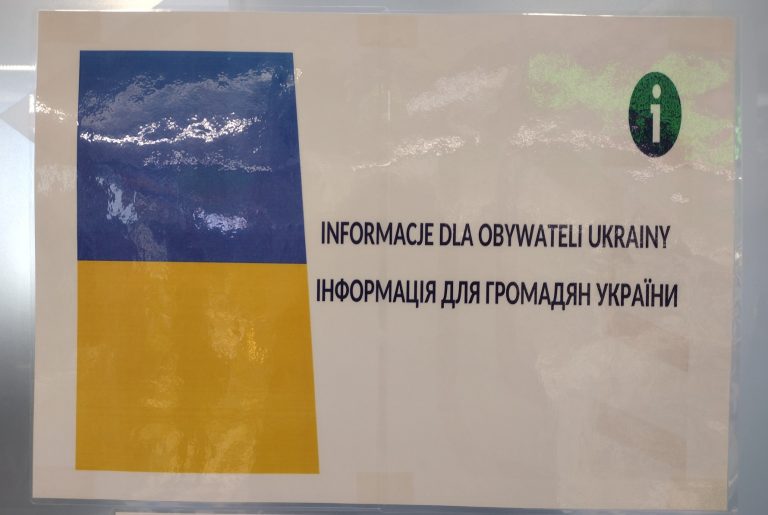 Na białej kartce na czarno jest napisane: Informacje dla obywateli Ukrainy. Obok, z lewej strony są barwy Ukrainy; na górze kwadrat ciemno-niebieski(kobaltowy)na dole kwadrat żółty