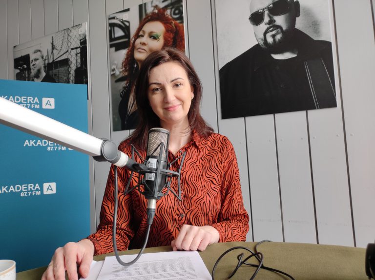 Kobieta w radiowym studio