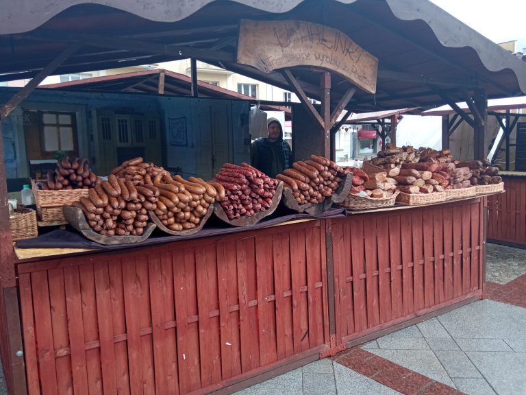Stoisko z wedlinami na jarmarku na Rynku Kosciuszki
