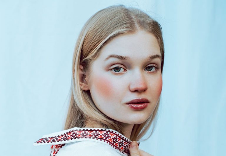 Blondynka na niebieskim tle