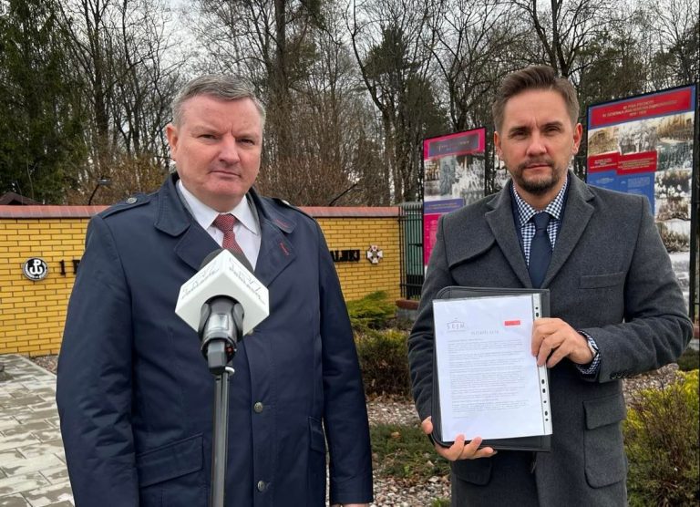 Dwaj mężczyźni ubrani w eleganckie koszule