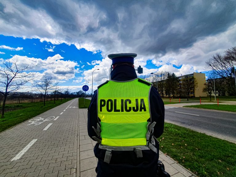 Policjant przy drodze szybkiego ruchu