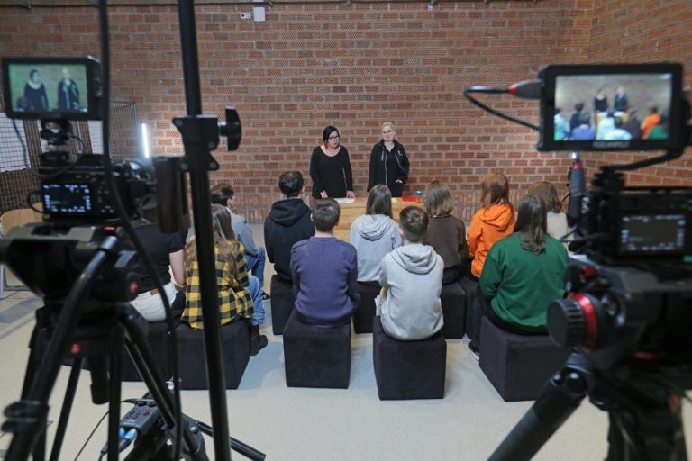 Młodzi ludzie podczas zajęć w teatrze