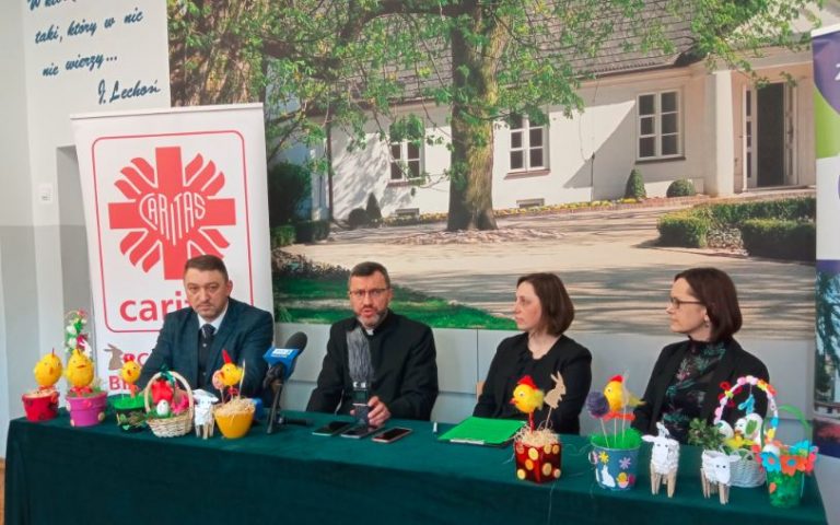 Przy stole siedzą dwaj męzczyźni i dwie kobiety