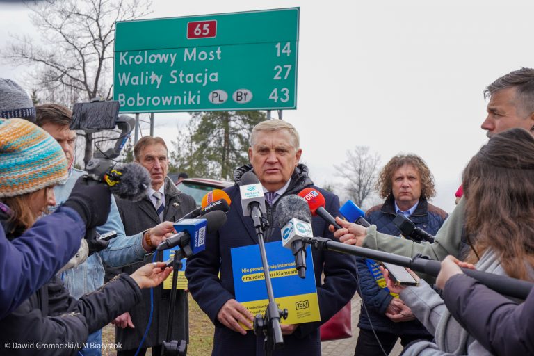 Prezydent mówi do mikrofonów