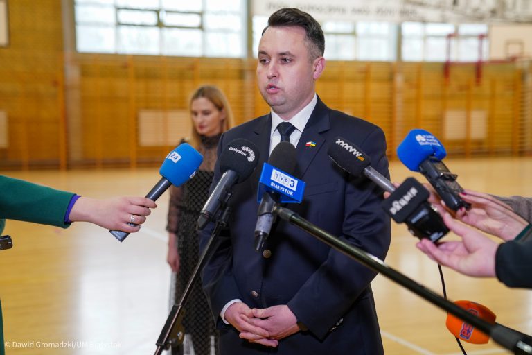 Mężczyzna przed mikrofonem
