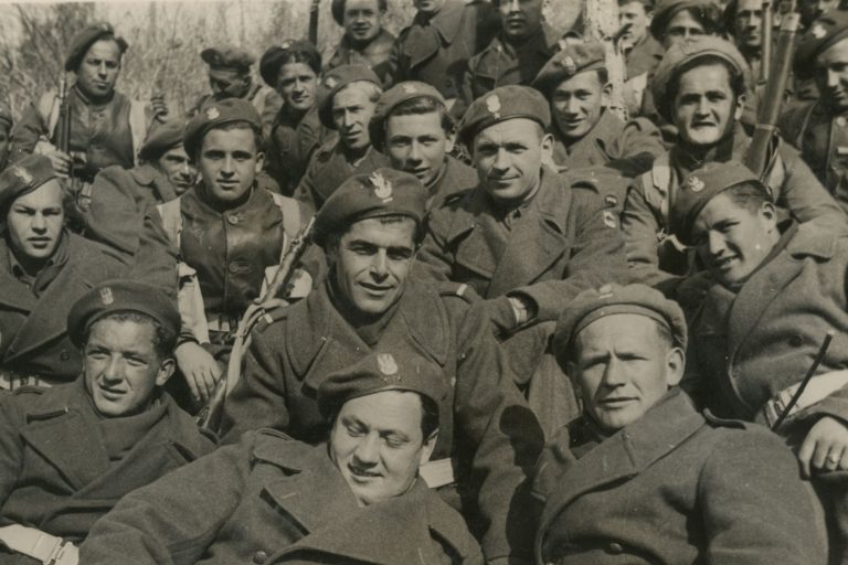 żołnierze w mundurach
