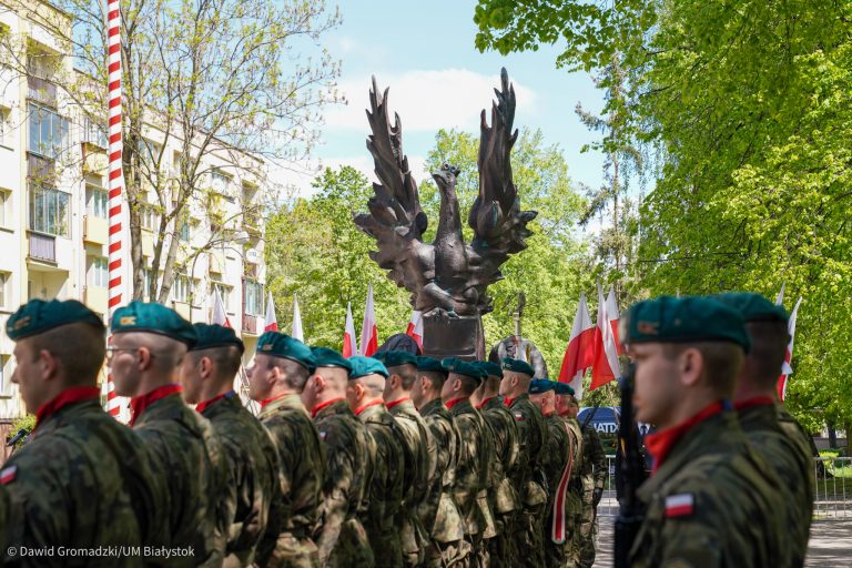 żołnierze przed pomnikiem