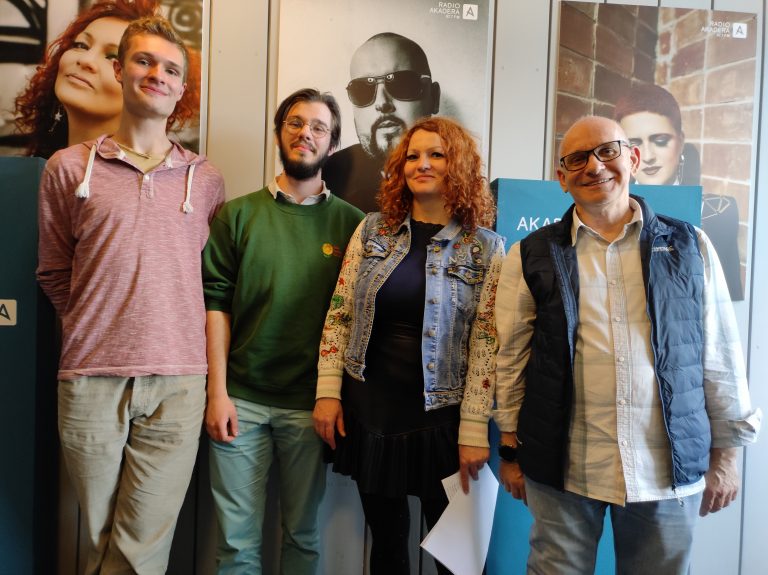 Studenci w radiowym studio
