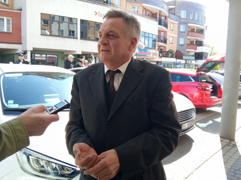 Mężczyzna udziela wywiadu