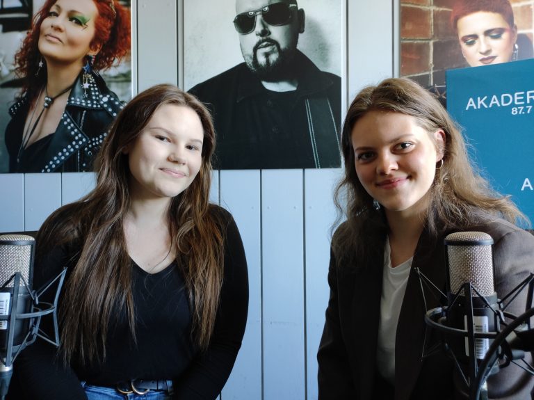 dwie dziewczyny w radiowym studio