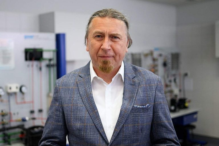 Męzczyzna w garniturze w laboratorium