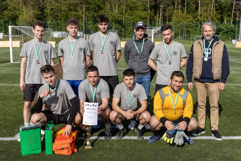 studenci w sportowych strojach