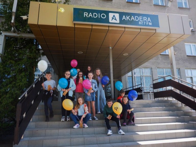 Dzieci na schodach z balonami
