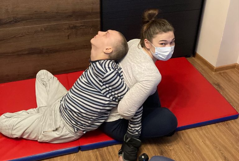 Kobieta rehabilituje nastolatka