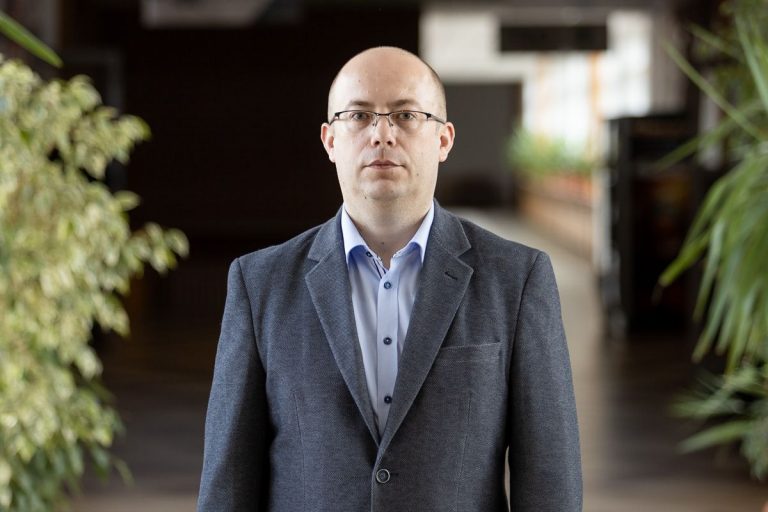 Mężczyzna w garniturze