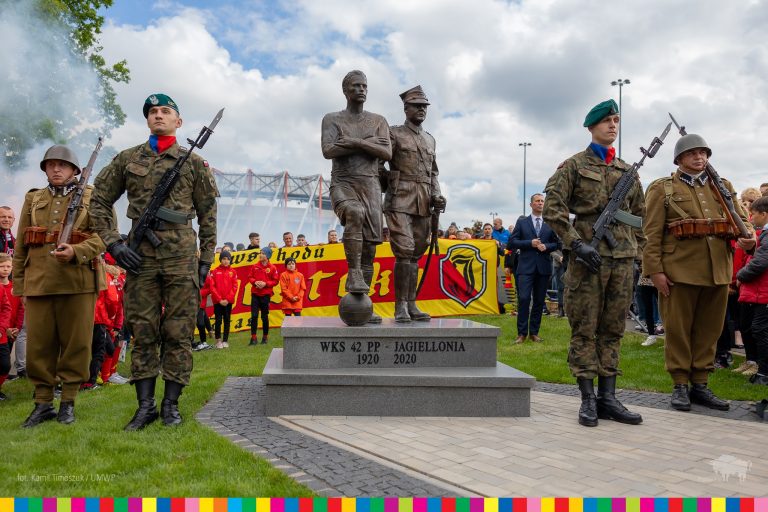 Żołnierze stoją przy pomniku