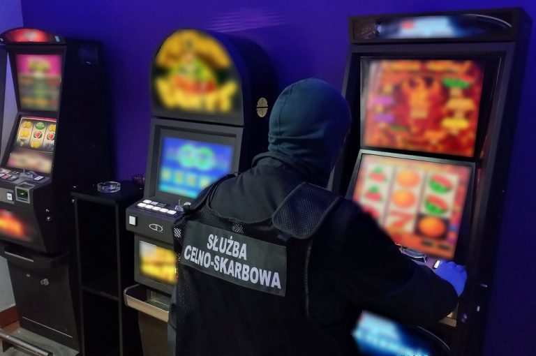 Funkcjonariusz KAS przy automatach do gier