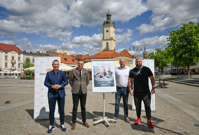 Czterech mężczyzn stoi na placu