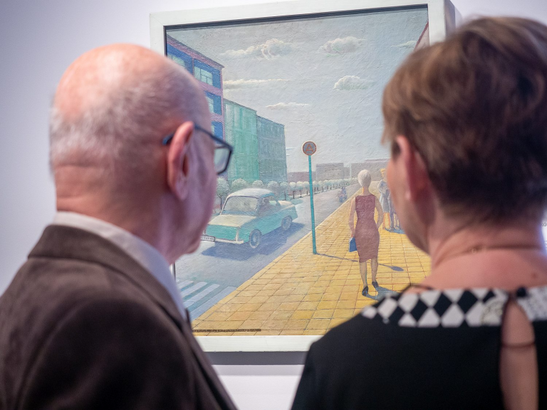 Mężczyzna i kobieta oglądają obraz w galerii sztuki